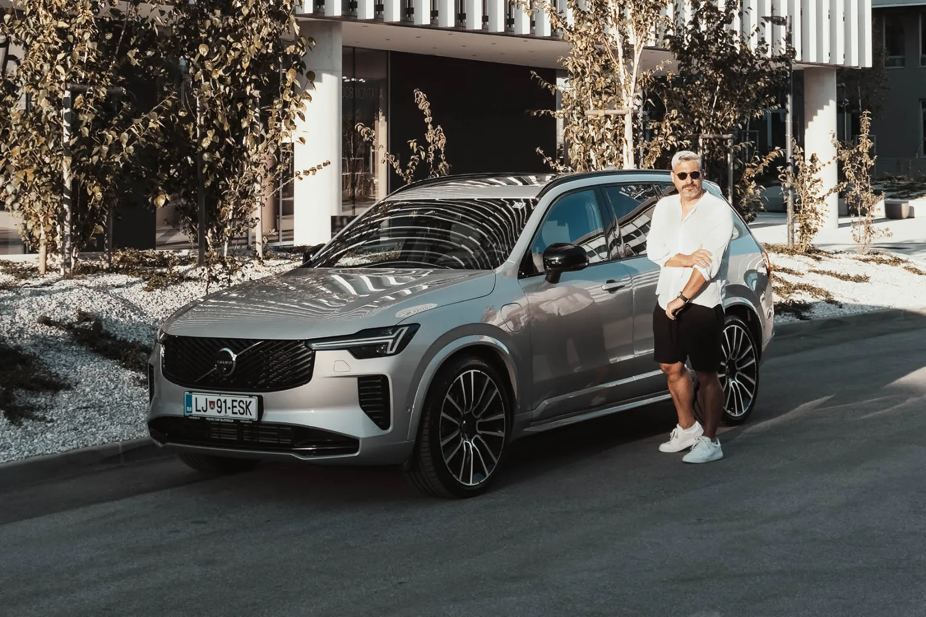 Test: Volvo XC90 Recharge T8 2025 je skandinavski “Evergreen” s sedem sedežev, elektriko in mirom v glavi