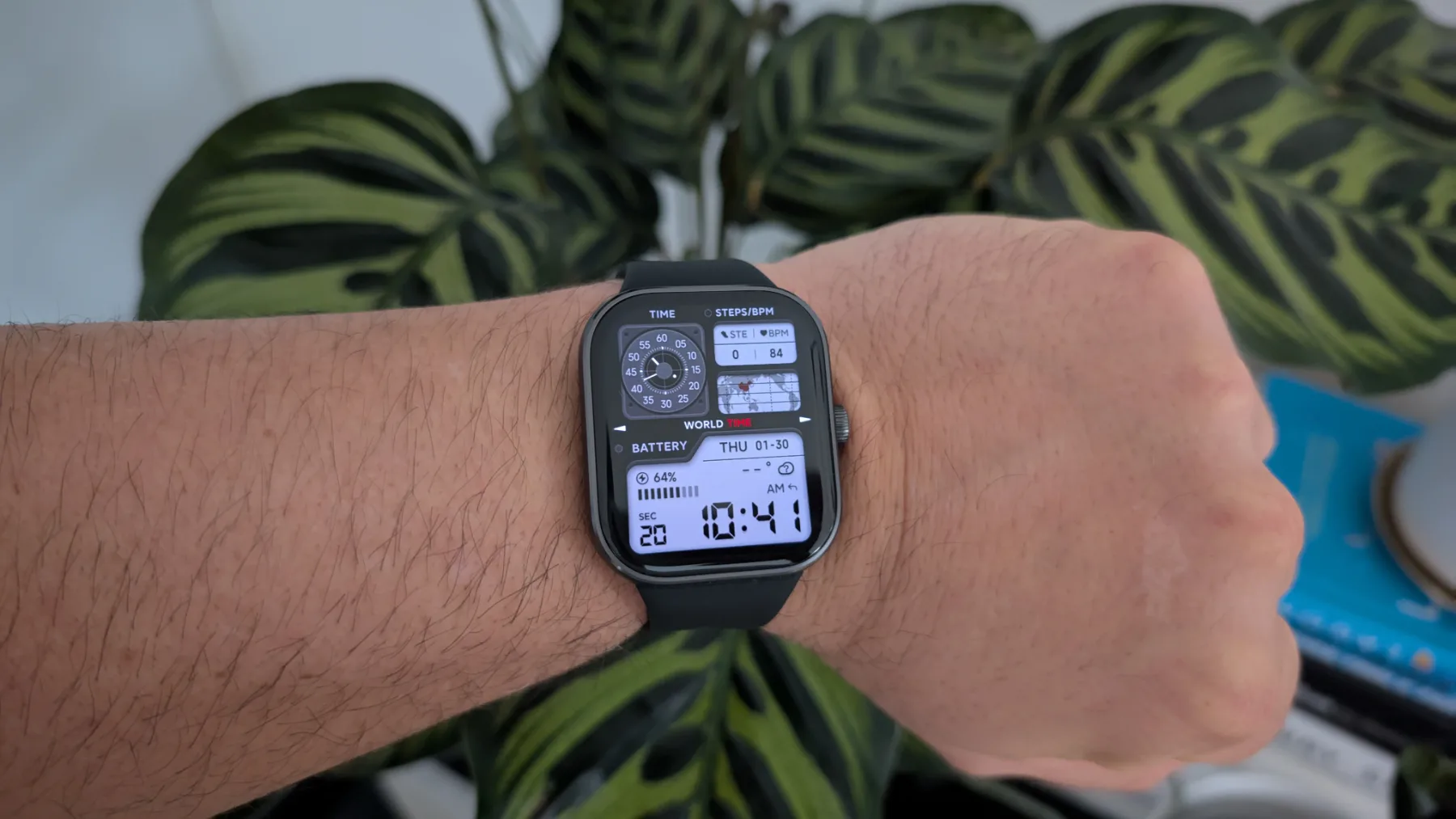 Test: Xiaomi Redmi Watch 5 je ura okoli 100 evrov za vse, ki sovražijo polnjenje baterije