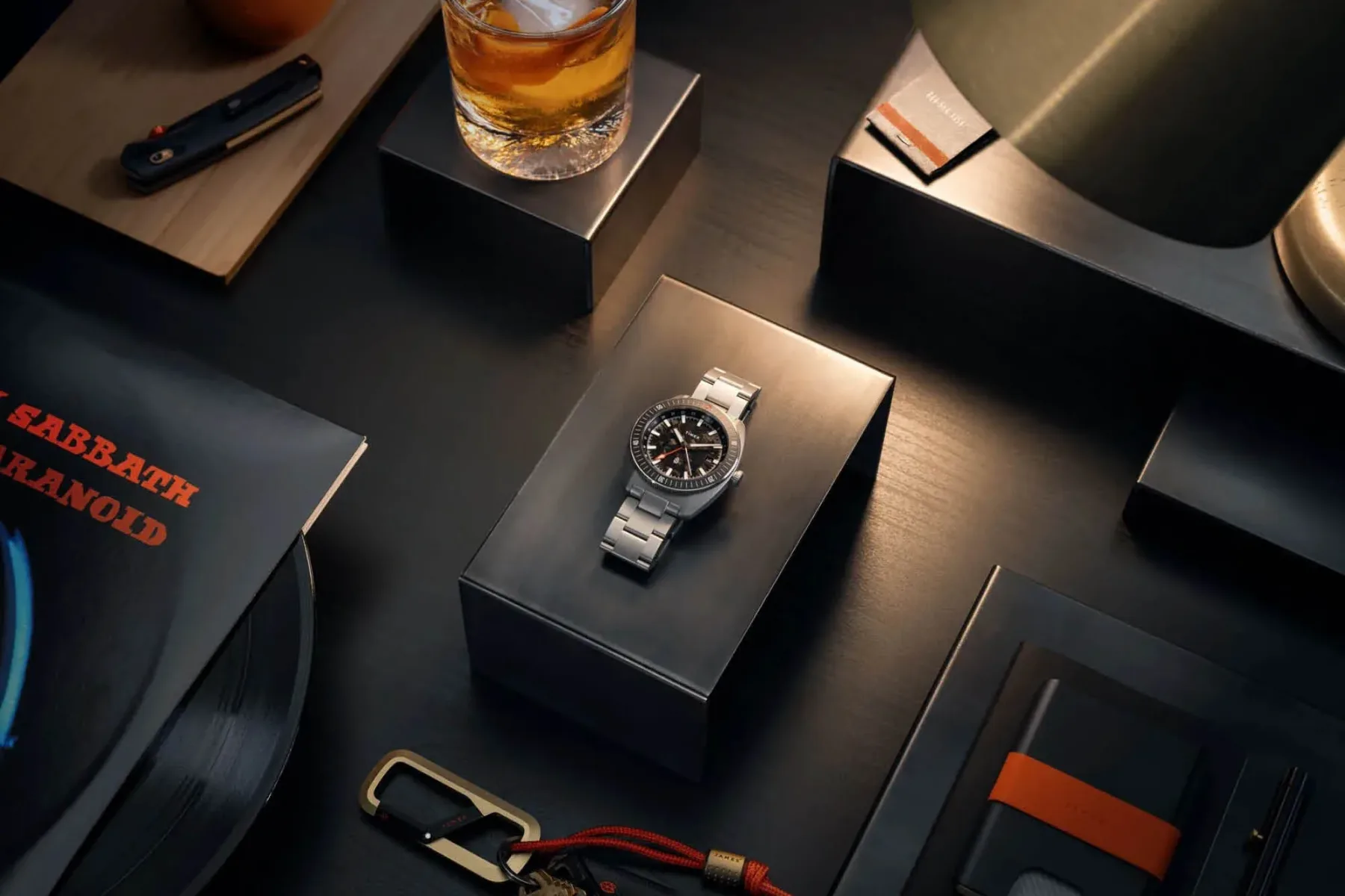 The James Brand × Timex Automatic GMT Nocturne Edition – temna stran časa