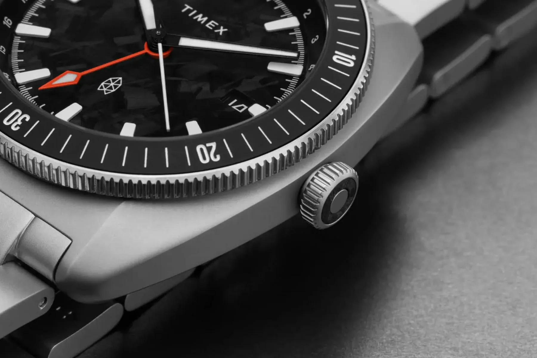The James Brand × Timex Automatic GMT Nocturne Edition – temna stran časa