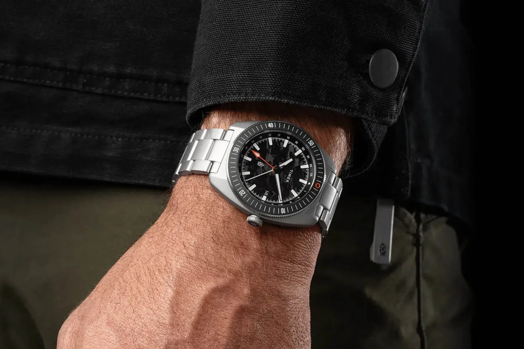 The James Brand × Timex Automatic GMT Nocturne Edition – temna stran časa