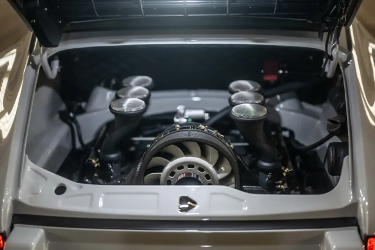 Zračno hlajeni boxer Theon Design Porsche 911 s karbonskimi sesalnimi trobentami