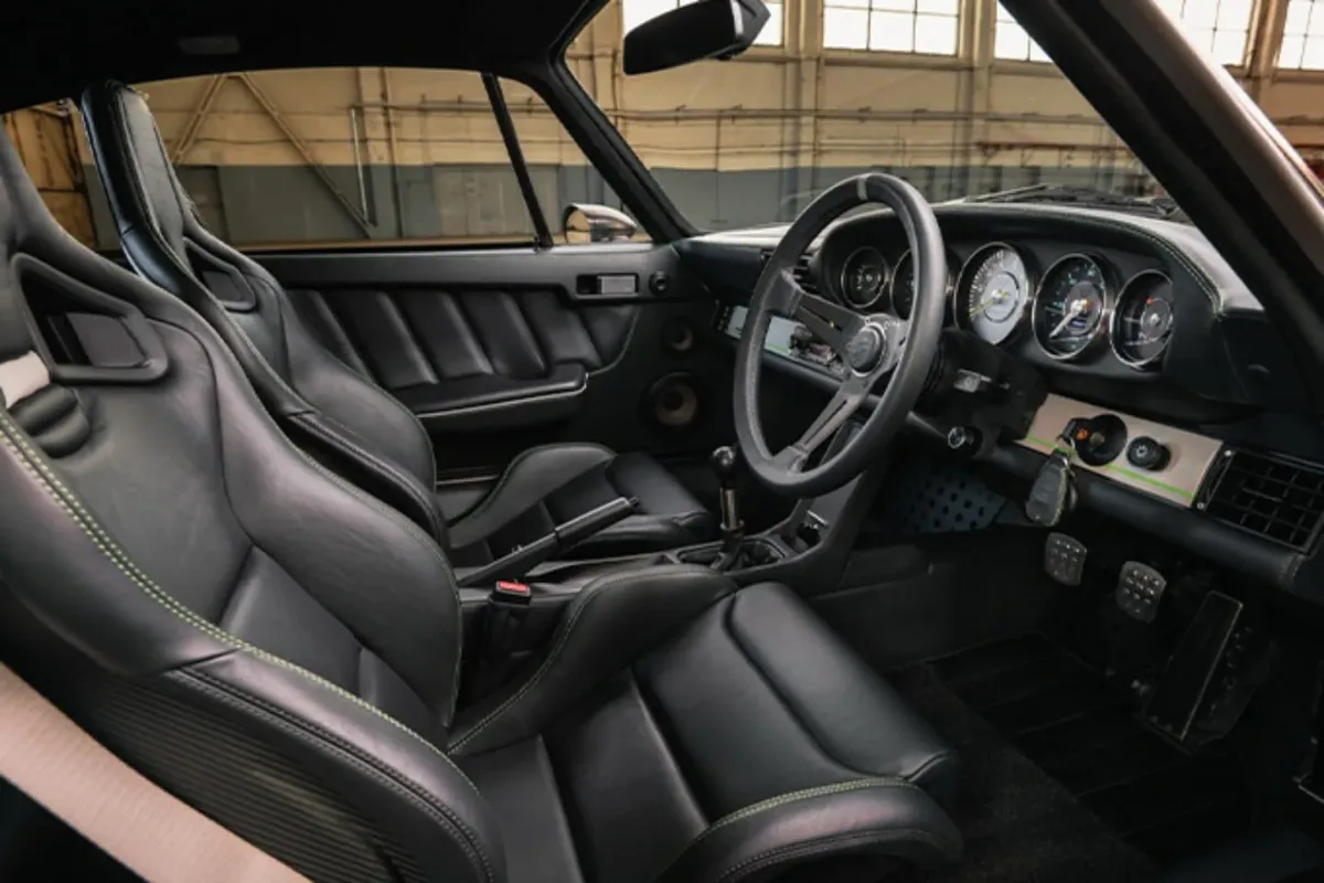Notranjost Theon Design Porsche 911 z usnjem in sedeži Recaro RS