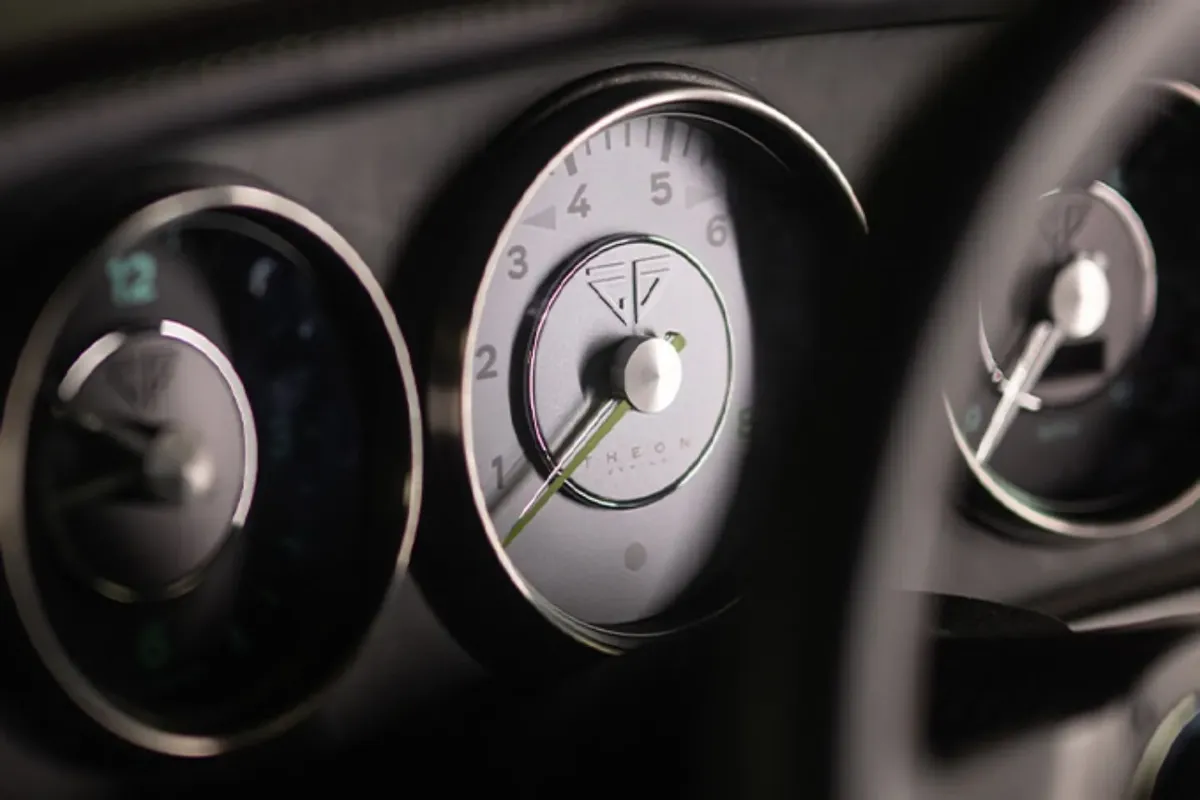 Analogni instrumenti v Theon Design Porsche 911 (964)