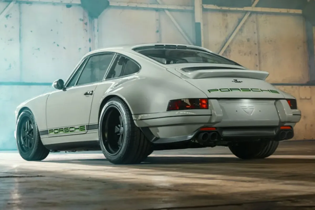 Zadnji pogled na karbonski Theon Design Porsche 911 (964)