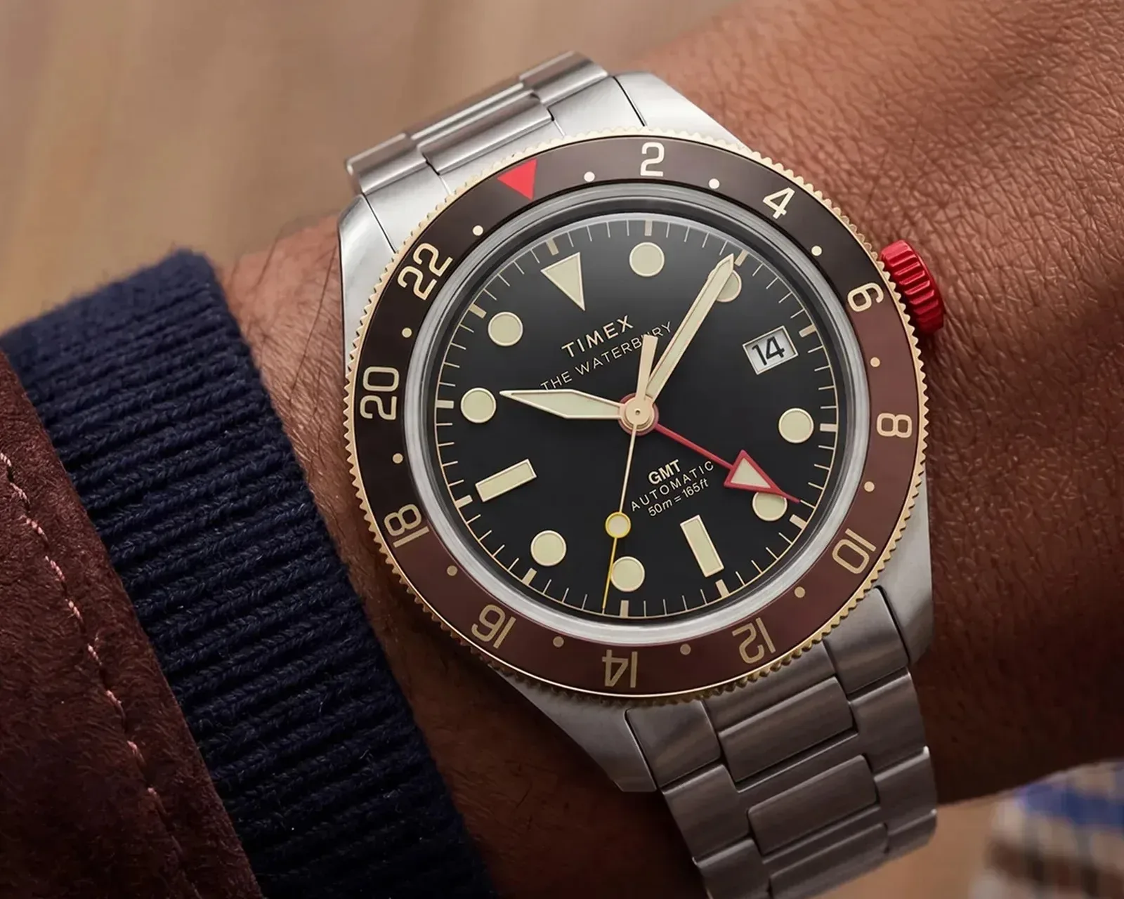 Timex Waterbury Heritage Automatic GMT: Zakaj bi zapravili celo premoženje za legendarni videz »Root Beer«