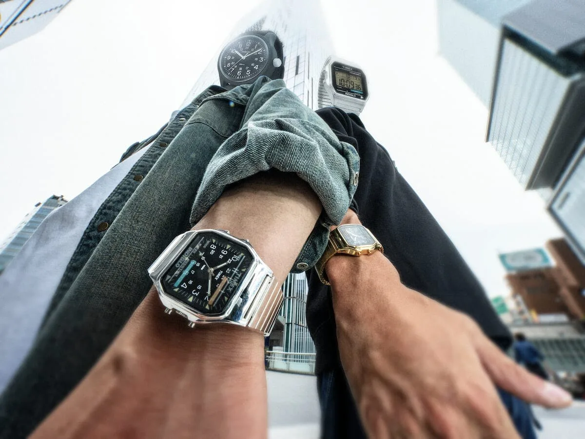 Timex x BEAMS Square Camper: Ko se analogna in digitalna nostalgija združita v popolnem mikro-kaosu
