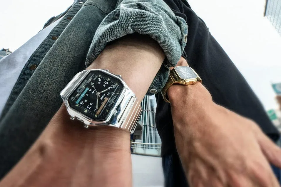 Timex x BEAMS Square Camper: Ko se analogna in digitalna nostalgija združita v popolnem mikro-kaosu