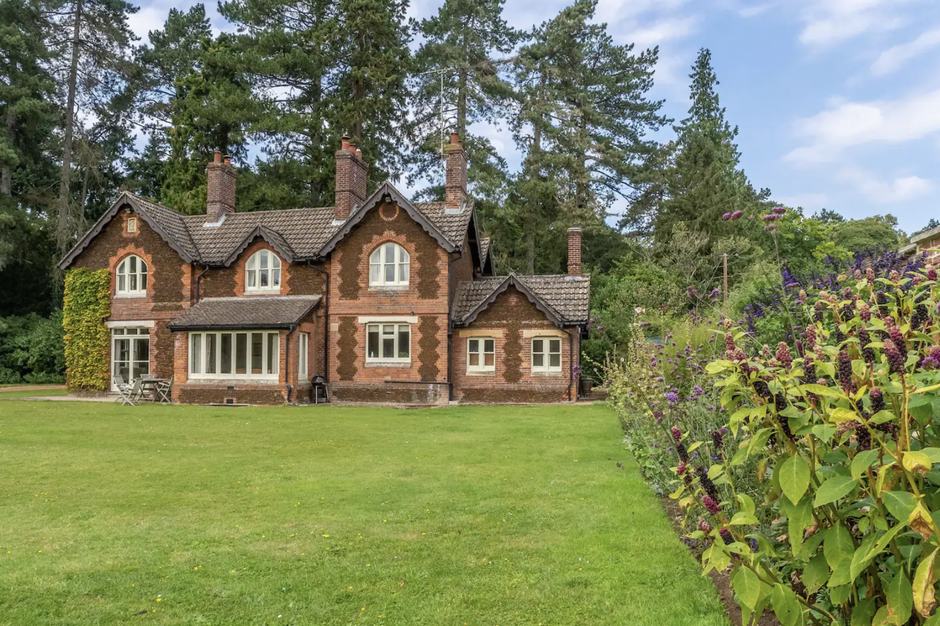 To čudovito počitniško hišo, ki je bila v lasti kraljice Elizabete II., lahko najamete na Airbnb
