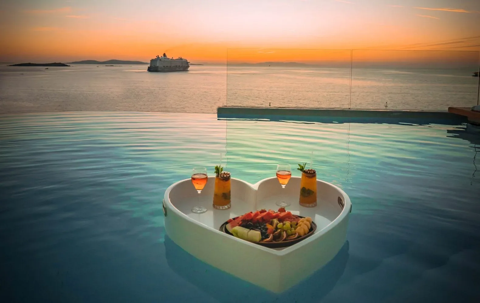 To je Cavo Tagoo Mykonos Hotel – pristno razkošje, kjer se združita sanje in resničnost sveta slavnih