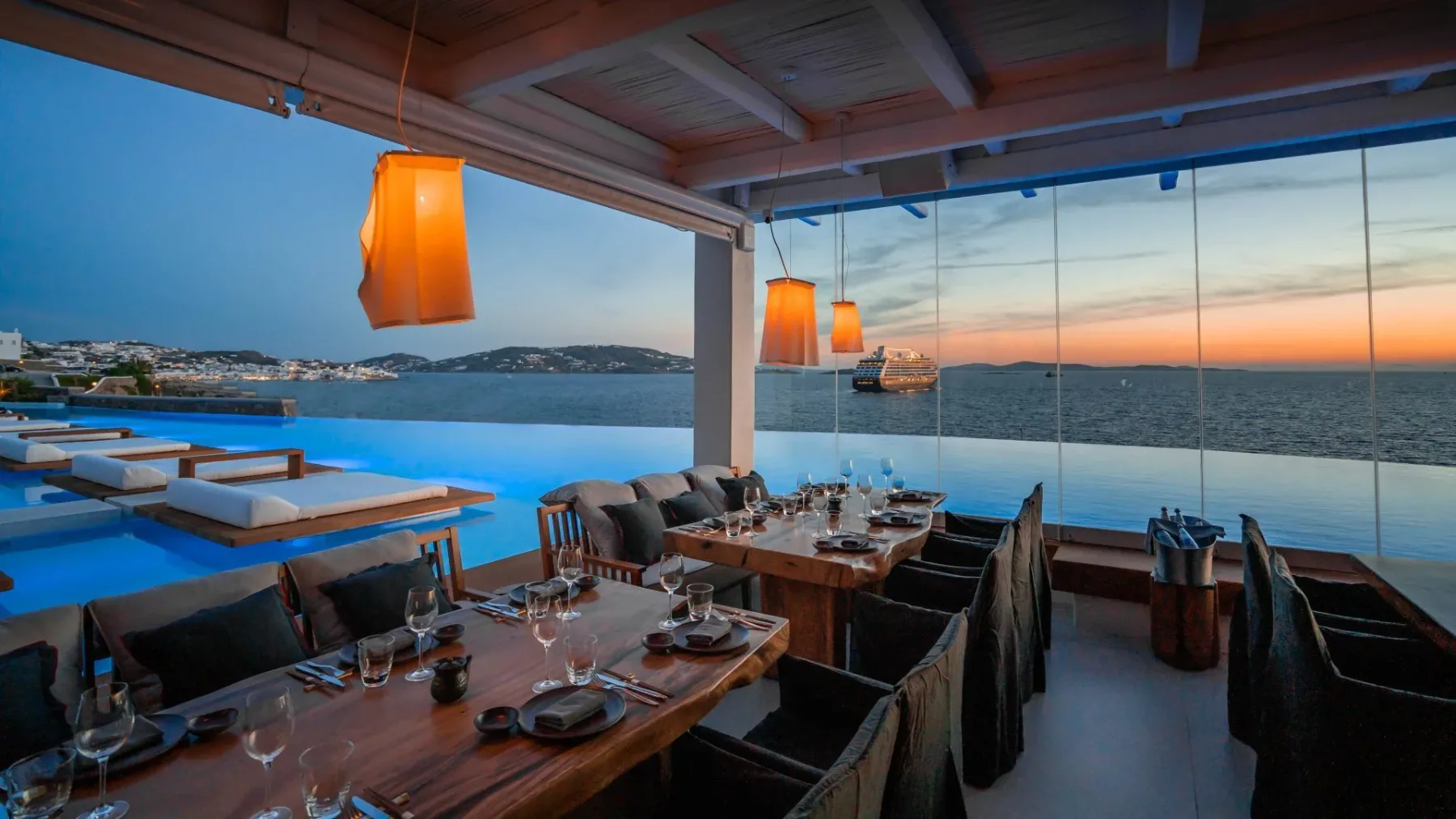 To je Cavo Tagoo Mykonos Hotel – pristno razkošje, kjer se združita sanje in resničnost sveta slavnih
