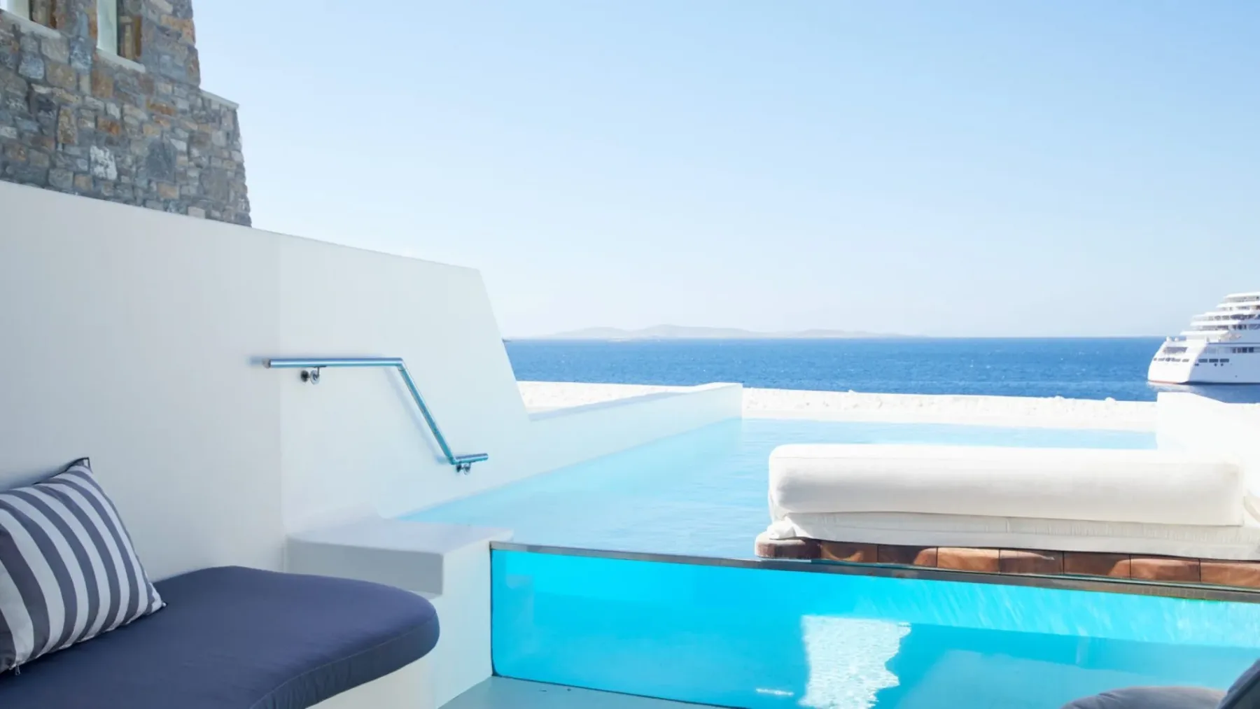 To je Cavo Tagoo Mykonos Hotel – pristno razkošje, kjer se združita sanje in resničnost sveta slavnih