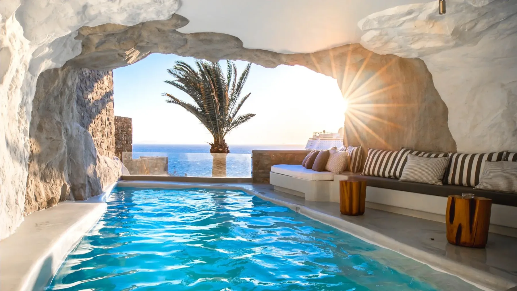 To je Cavo Tagoo Mykonos Hotel – pristno razkošje, kjer se združita sanje in resničnost sveta slavnih