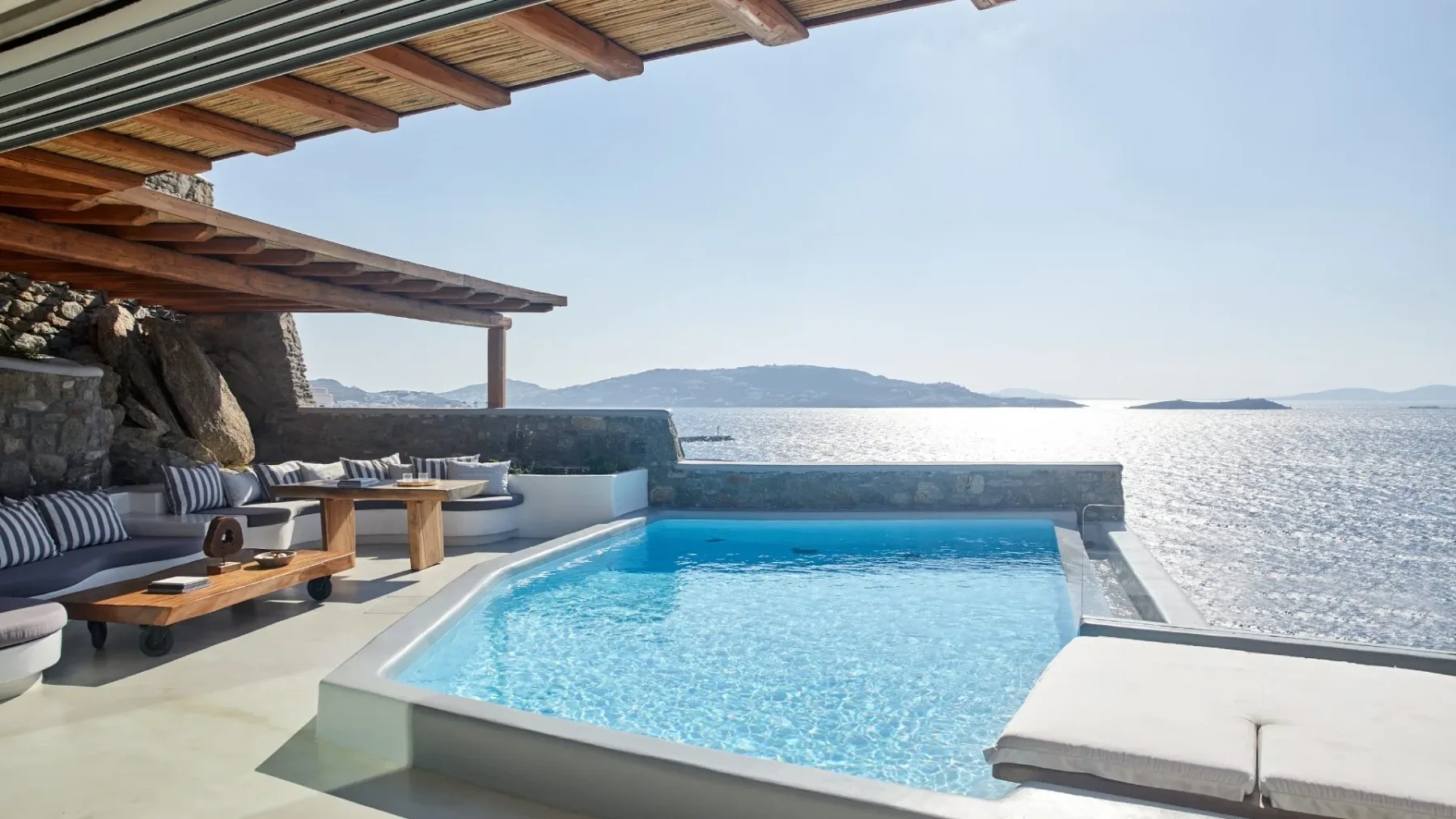 To je Cavo Tagoo Mykonos Hotel – pristno razkošje, kjer se združita sanje in resničnost sveta slavnih