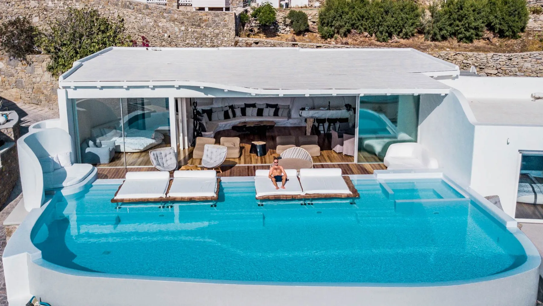 To je Cavo Tagoo Mykonos Hotel – pristno razkošje, kjer se združita sanje in resničnost sveta slavnih