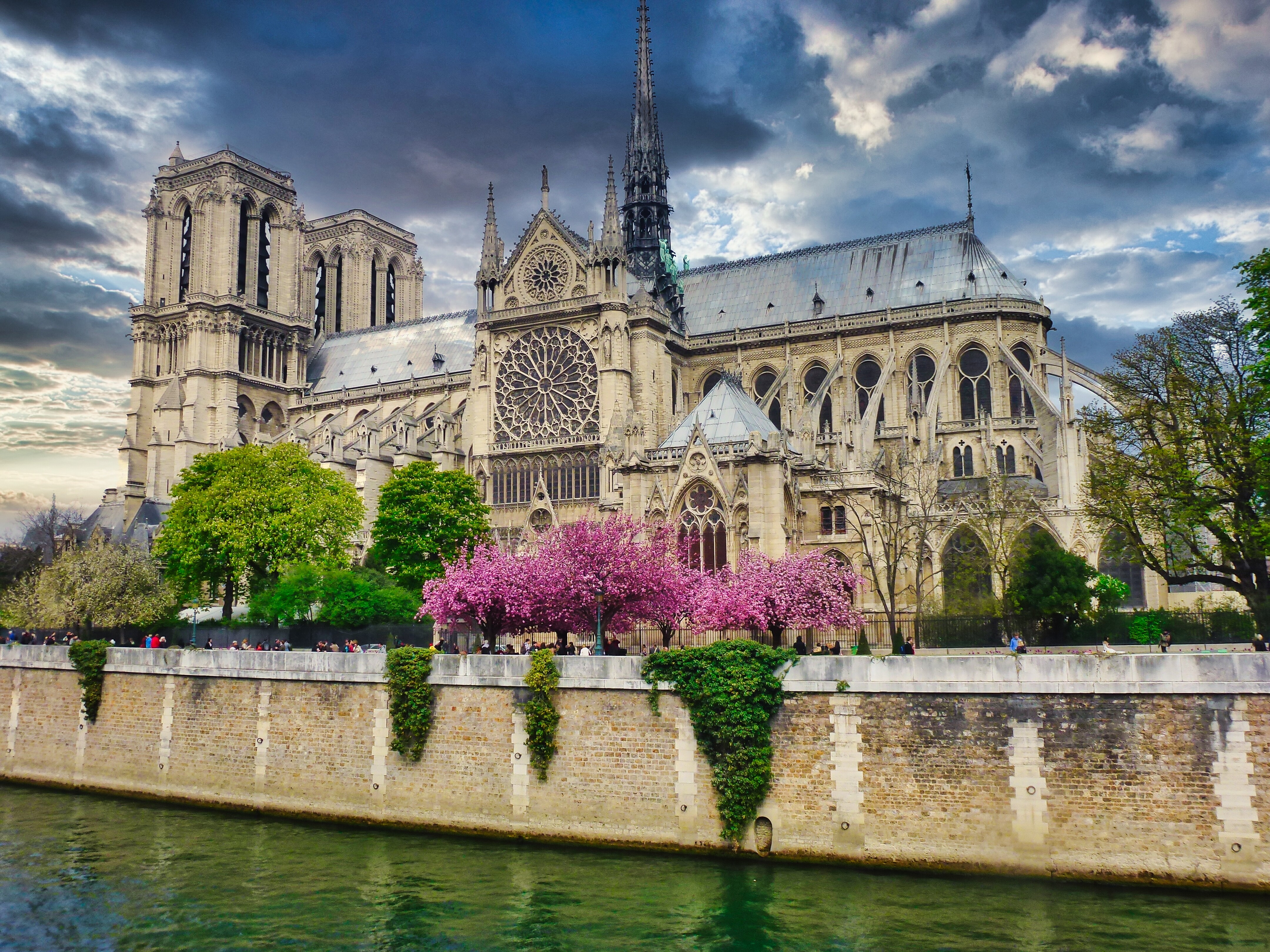 To je datum, ko bo pariška katedrala Notre-Dame uradno spet odprta