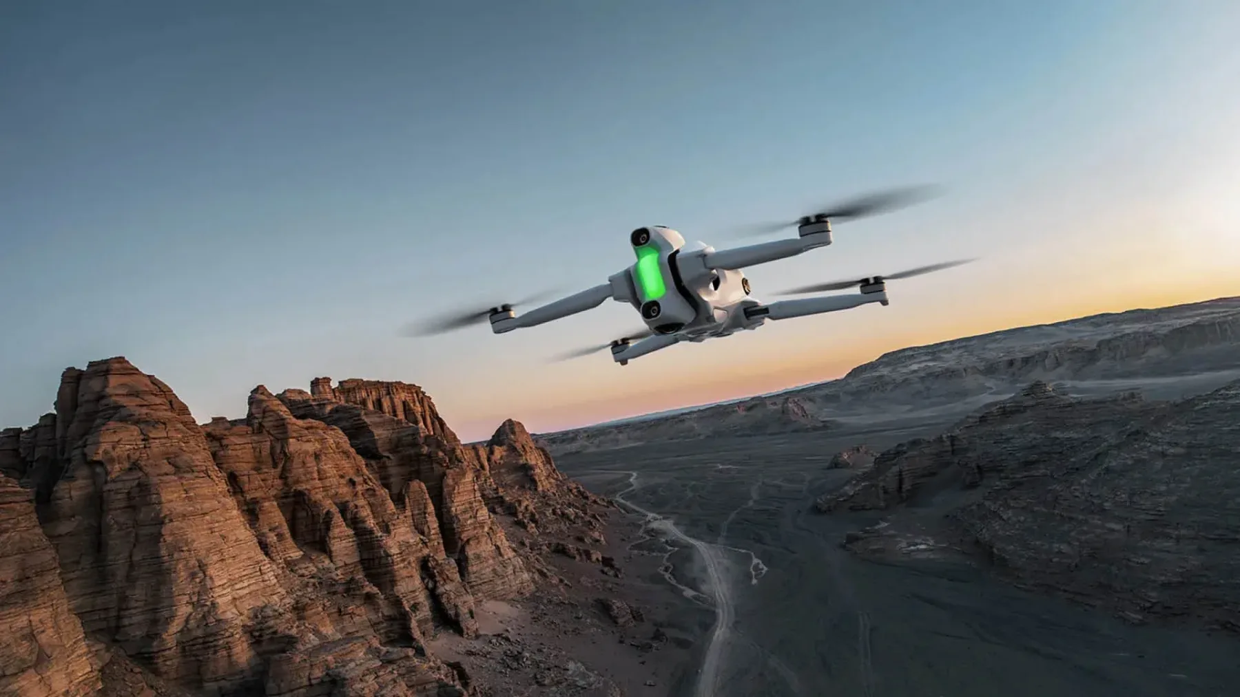 To je Insta360 Antigravity A1: prvi 8K 360° dron, ki posname vse in skrije sebe