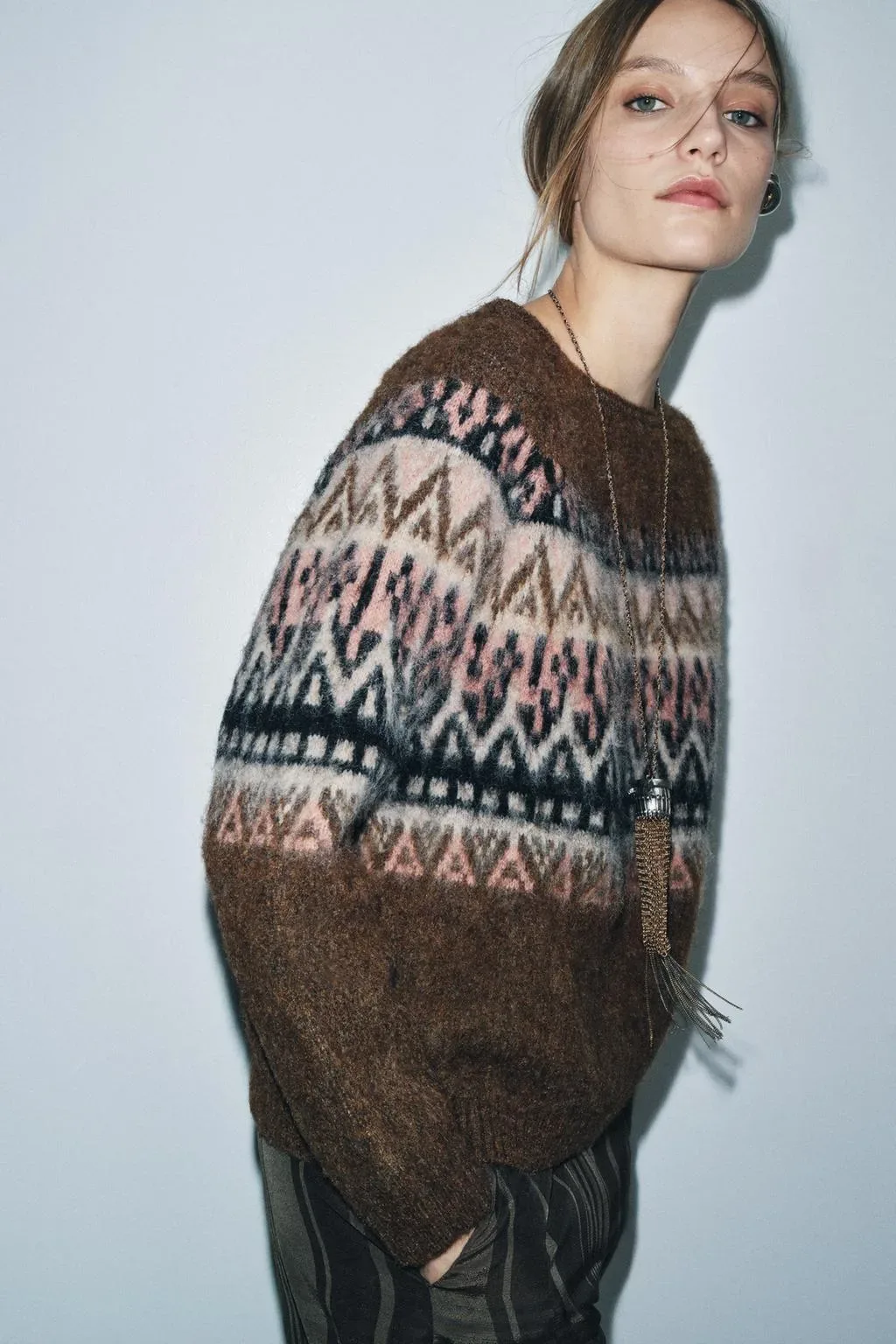 To je pulover, ki bo leta 2026 povsod: Fair Isle vrača retro vzorec, a v ultra sodobni izvedbi