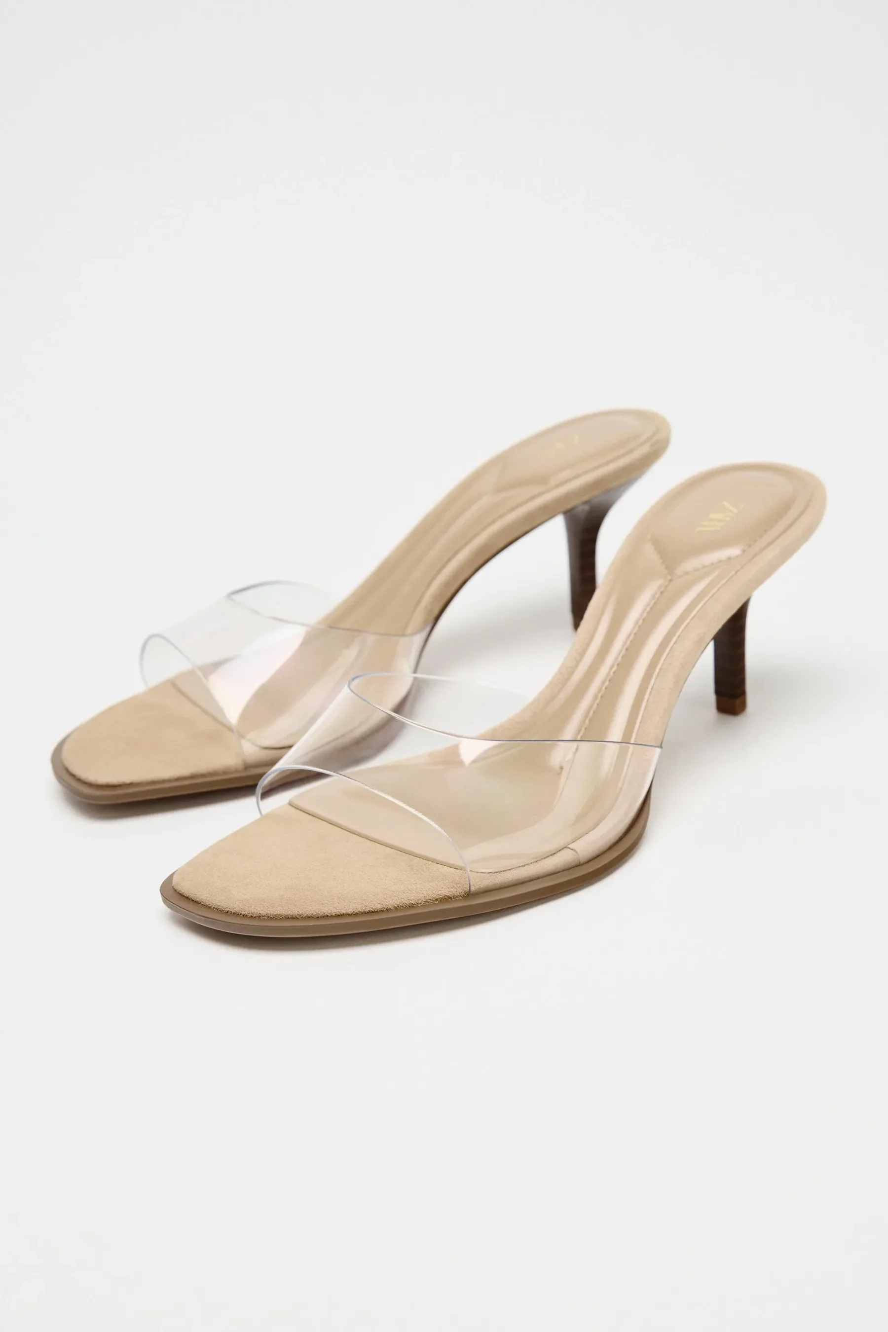 To so must-have sandali poletja 2025: brezčasna eleganca s tankimi paščki in nizko peto