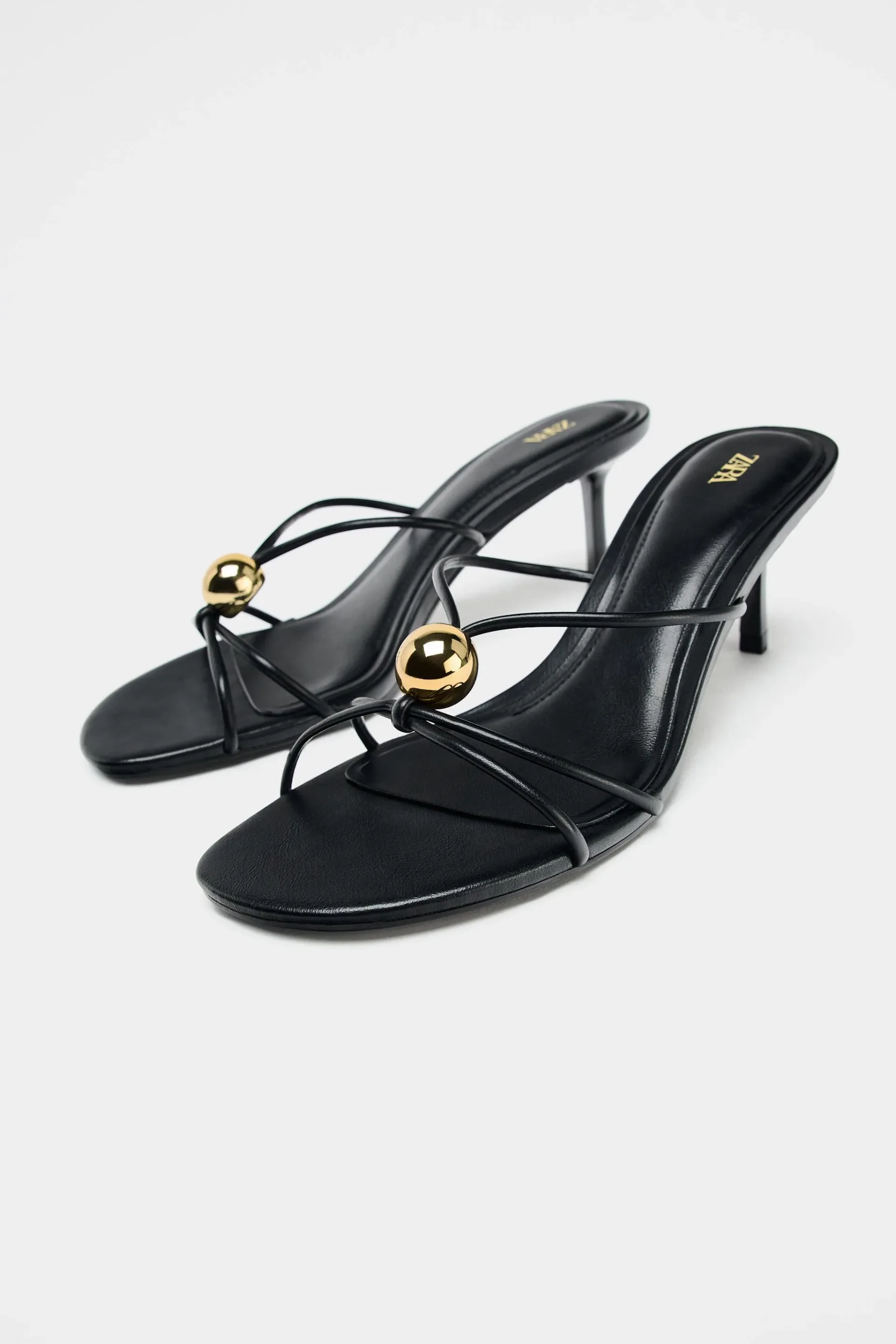To so must-have sandali poletja 2025: brezčasna eleganca s tankimi paščki in nizko peto