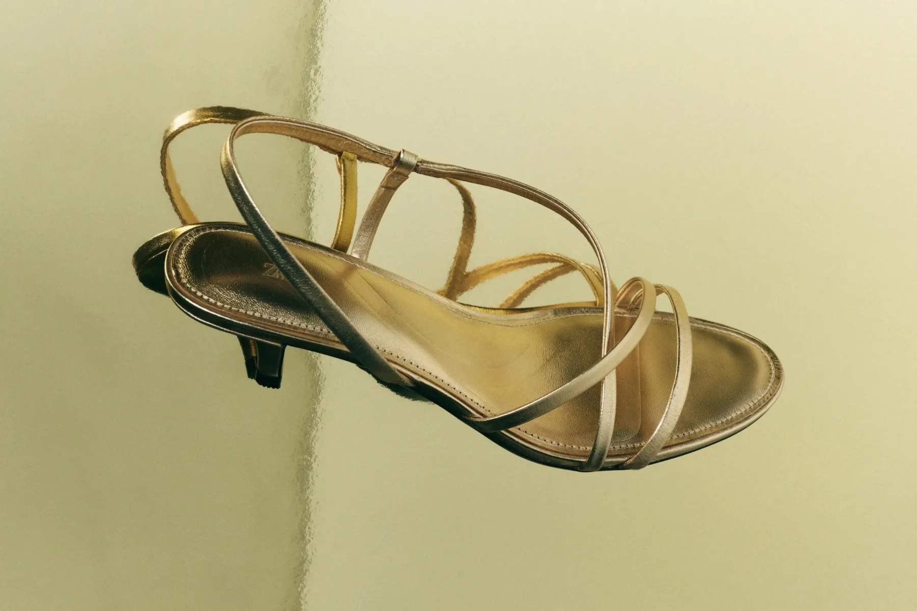 To so must-have sandali poletja 2025: brezčasna eleganca s tankimi paščki in nizko peto