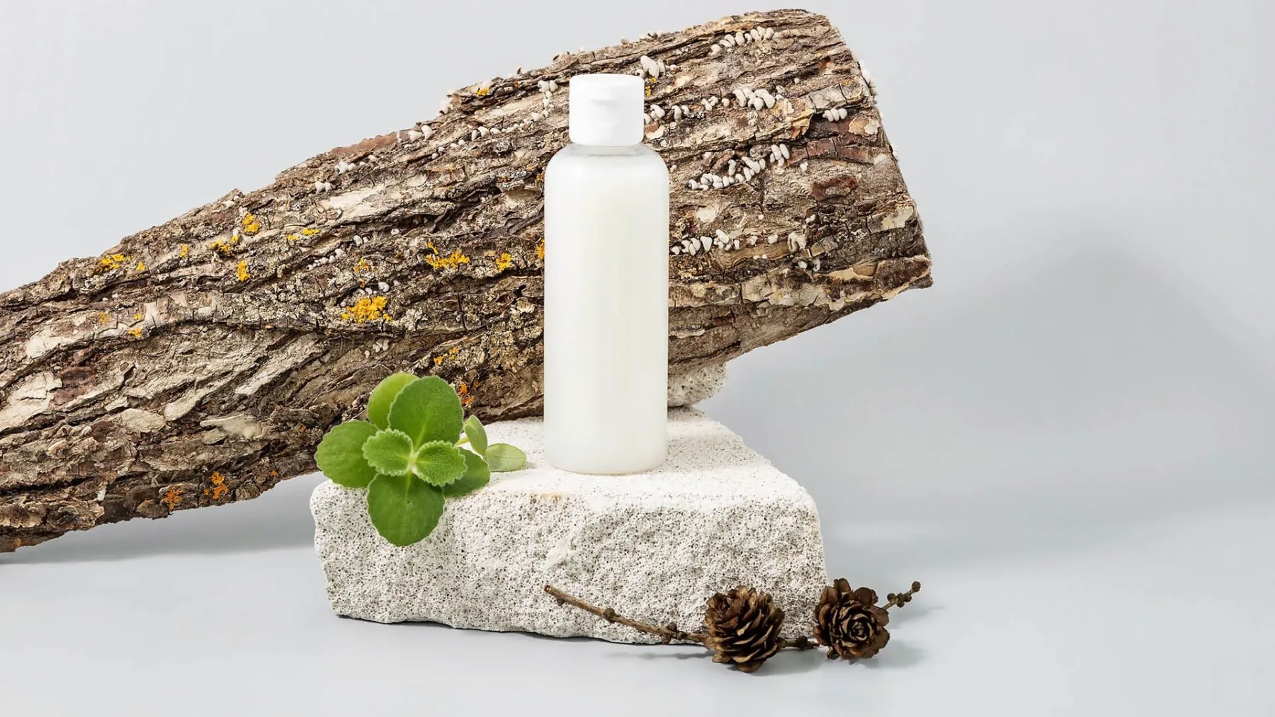 Toner za “glass skin” učinek, ki ga zmešaš kar sama: stane manj kot 1 evro, deluje kot luksuzen serum