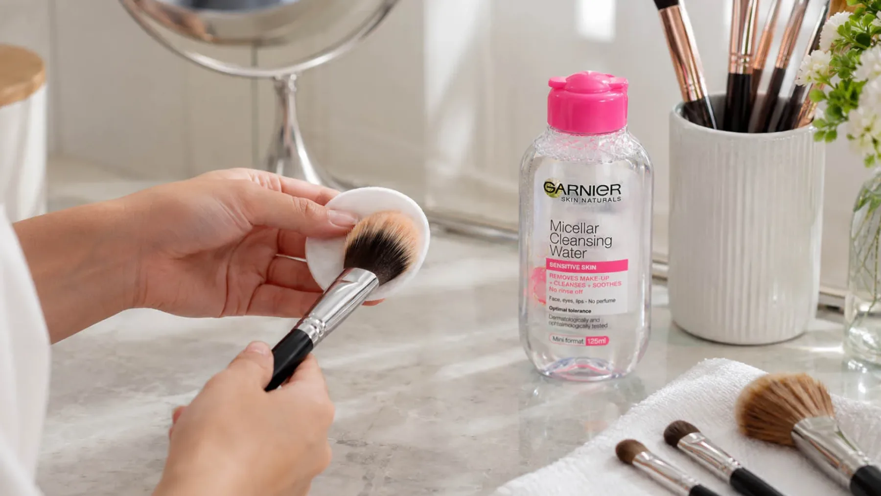 Top 3 triki z micelarno vodo: iz navadnega odstranjevalca ličil v najbolj pameten beauty hack leta