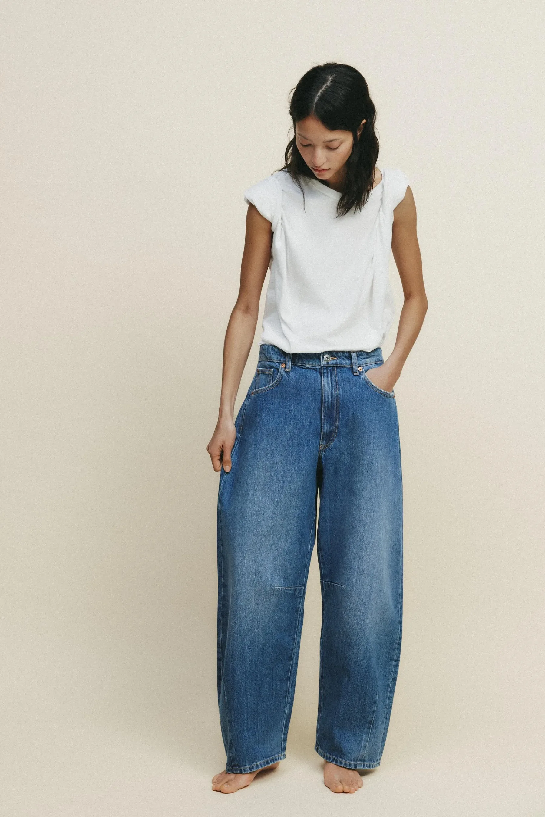Top 7 modelov kavbojk za ženske za pomlad 2025 – Denim trendi, ki navdušujejo to sezono!