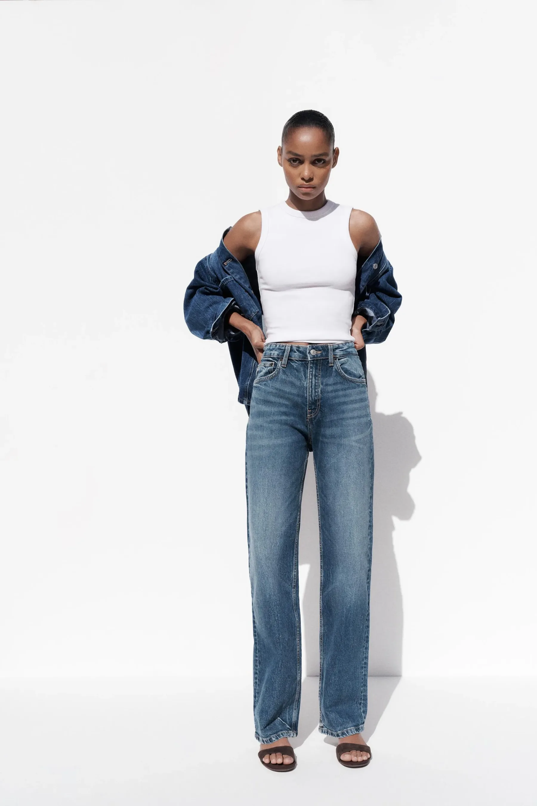 Top 7 modelov kavbojk za ženske za pomlad 2025 – Denim trendi, ki navdušujejo to sezono!