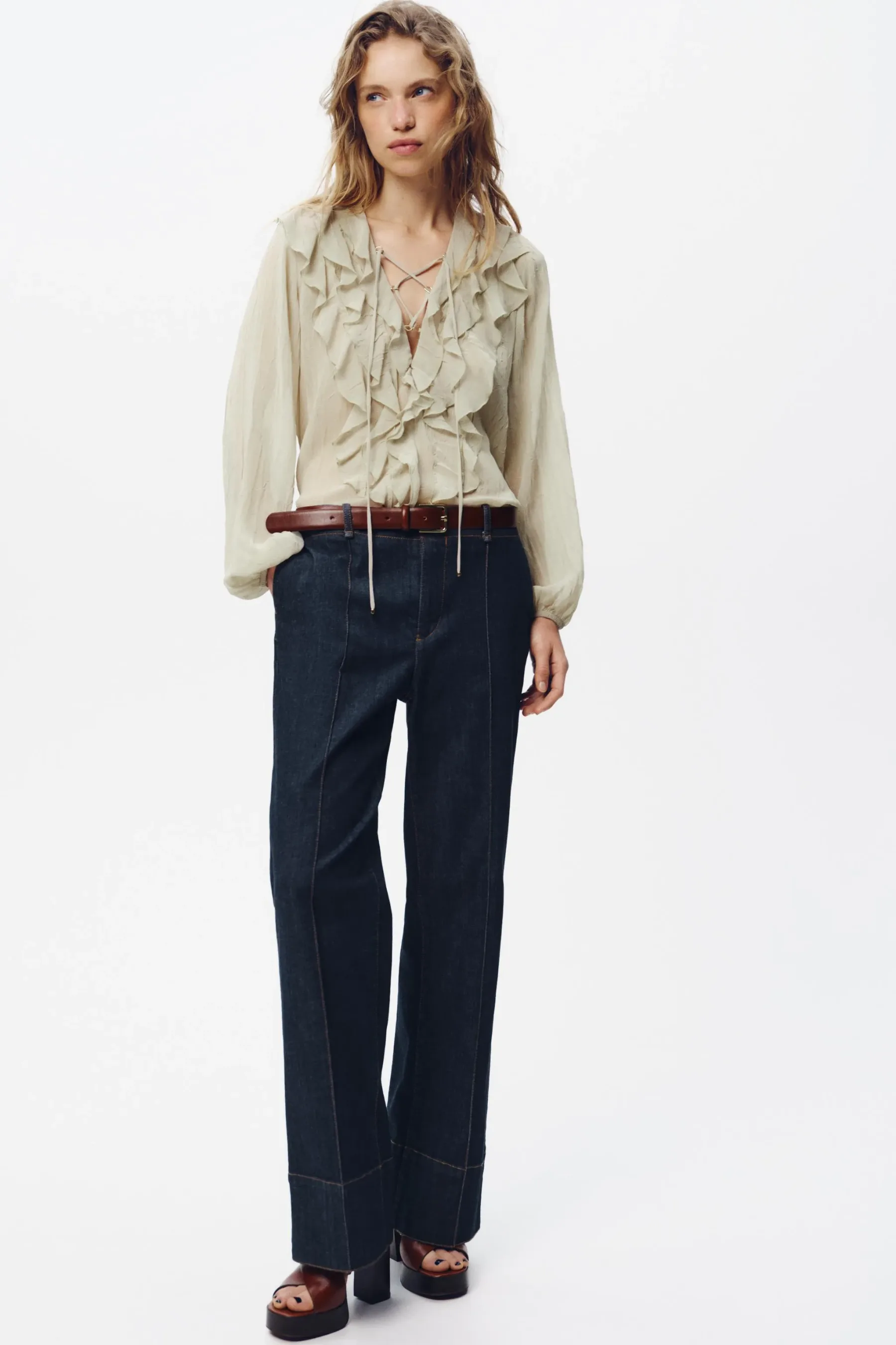 Top 7 modelov kavbojk za ženske za pomlad 2025 – Denim trendi, ki navdušujejo to sezono!