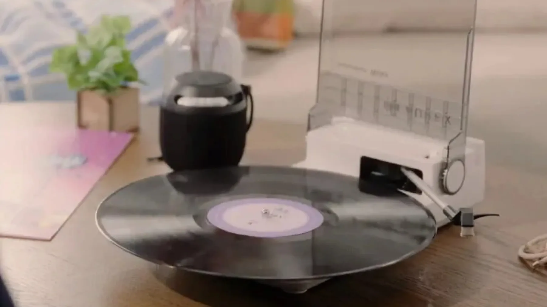 Toshiba AX-RP10(W): Retro glasba na poti kot ultra prenosni gramofon z modernim twistom
