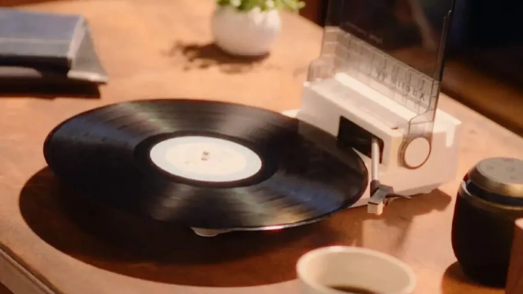 Toshiba AX-RP10(W): Retro glasba na poti kot ultra prenosni gramofon z modernim twistom