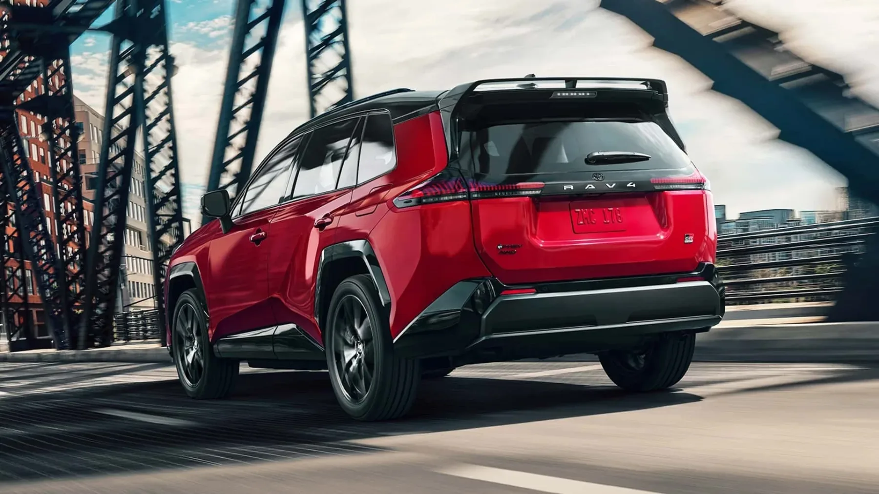 Toyota PHEV prodajna eksplozija: Zakaj svet nori za priklopnim hibridom Toyota RAV4?