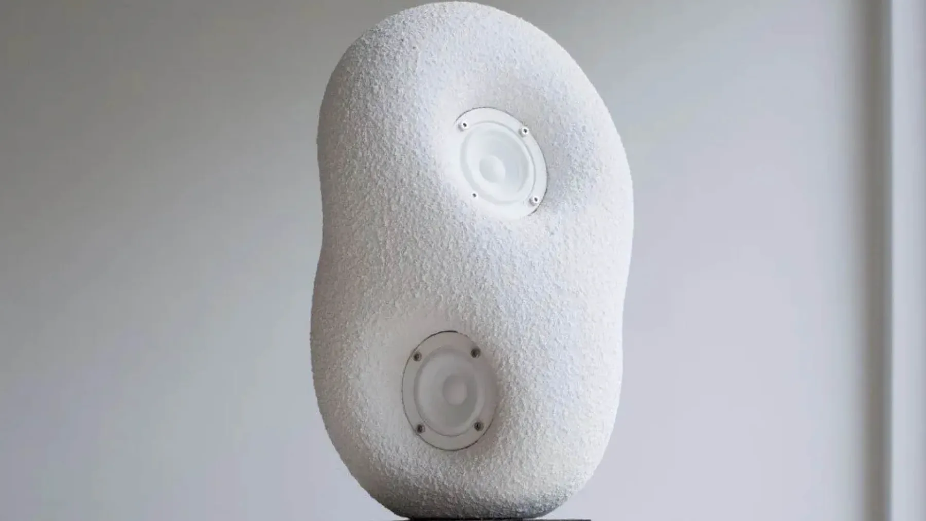 Transparent Acoustic Sculpture Speaker: ta zvočnik iz “kamna” je videti kot umetnina – in ja, zveni tudi tako dobro