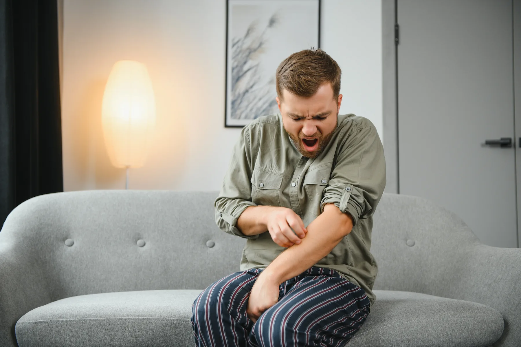 Trik, ki bo v trenutku ustavil srbenje po piku komarja – preverjeno deluje!