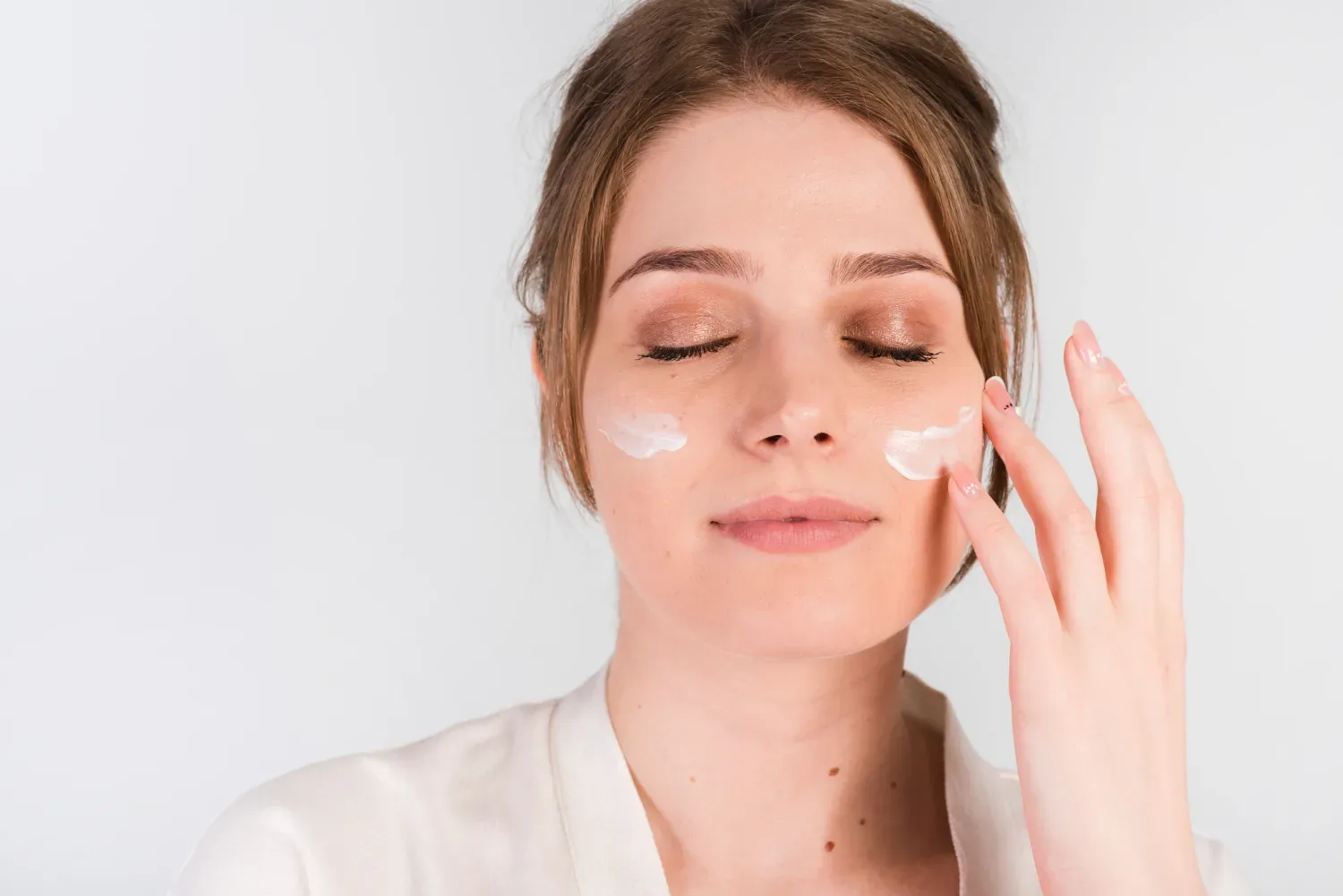 Trik, ki naredi puder obstojen ves dan: Makeup artisti svetujejo, da 10 minut pred nanosom pudra naredite TO!
