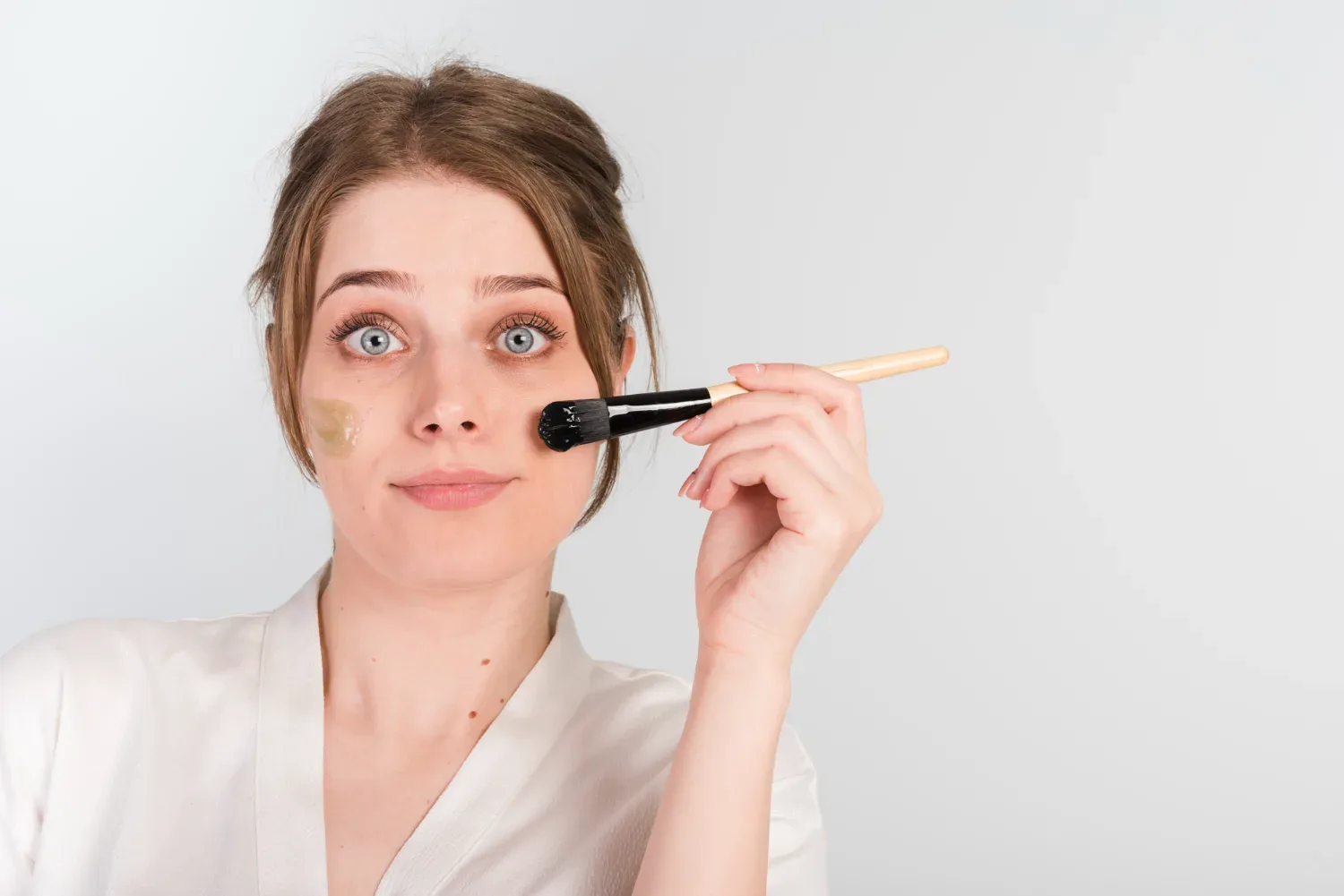 Trik, ki naredi puder obstojen ves dan: Makeup artisti svetujejo, da 10 minut pred nanosom pudra naredite TO!