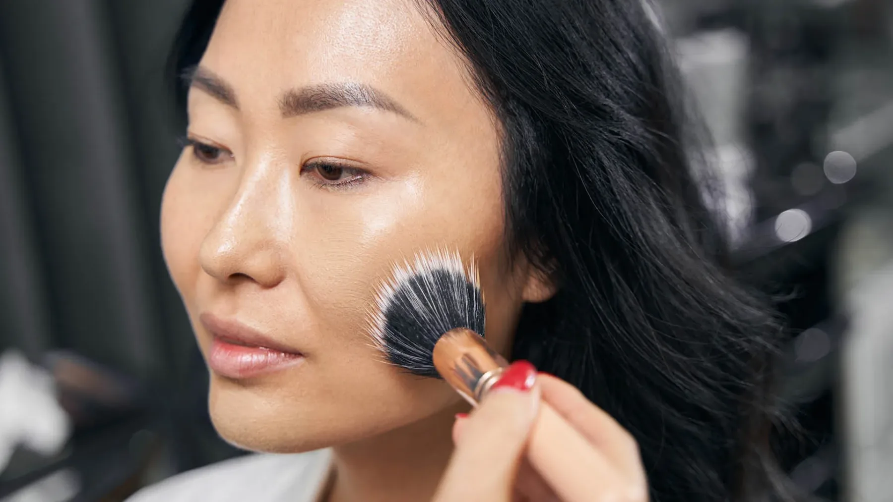 Trik, ki naredi puder obstojen ves dan: Makeup artisti svetujejo, da 10 minut pred nanosom pudra naredite TO!