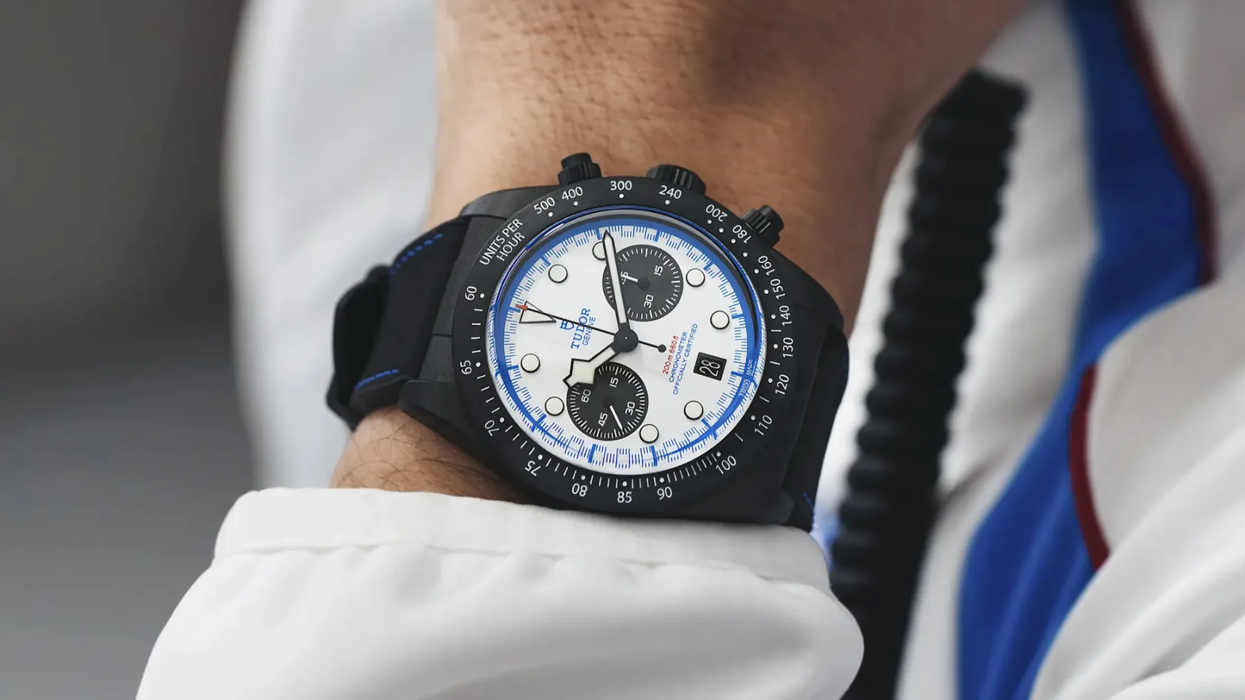 TUDOR Black Bay Chrono Carbon 25: Ko se bencinski hlapi ujamejo v švicarsko prestižnost