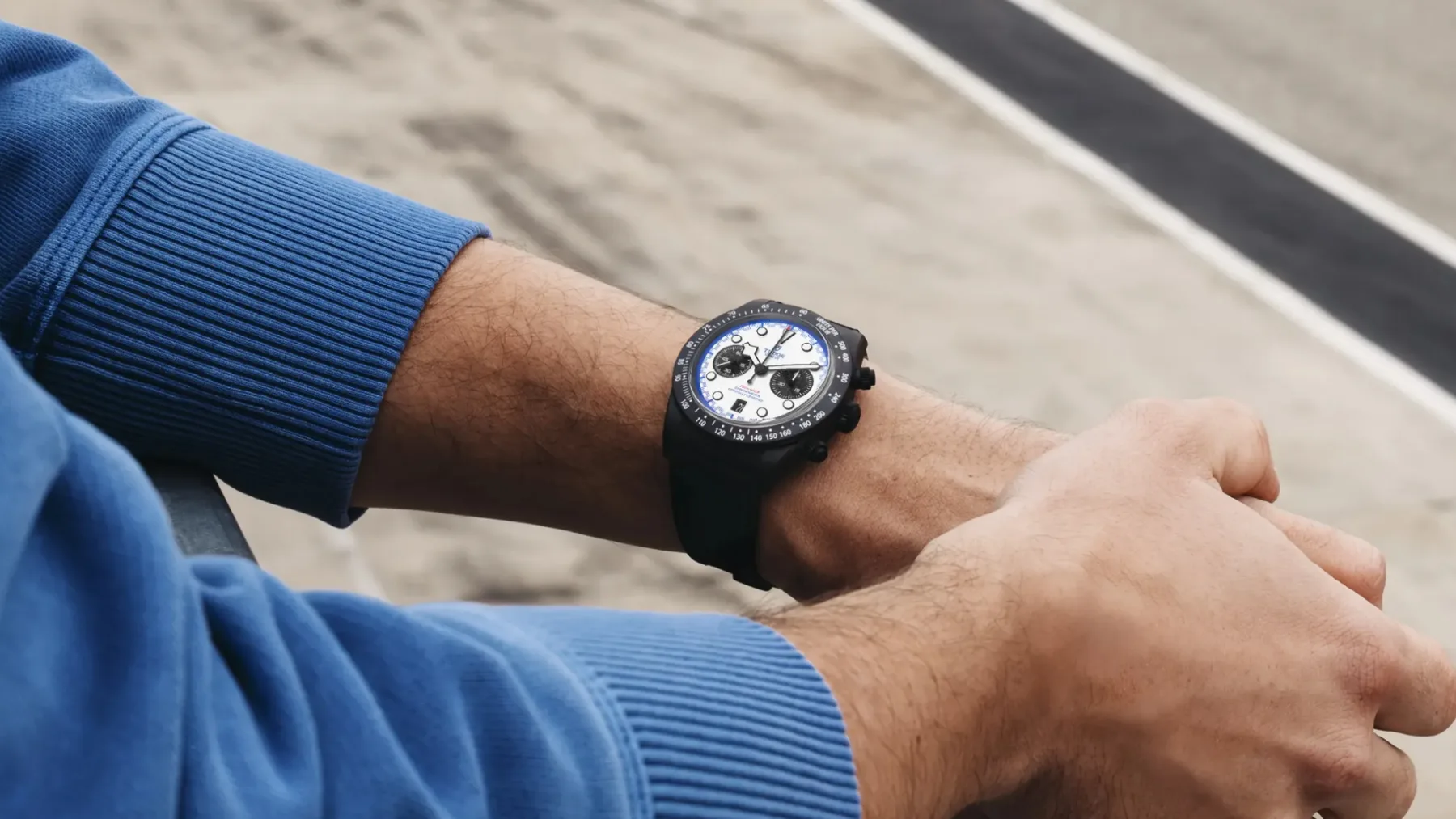 TUDOR Black Bay Chrono Carbon 25: Ko se bencinski hlapi ujamejo v švicarsko prestižnost