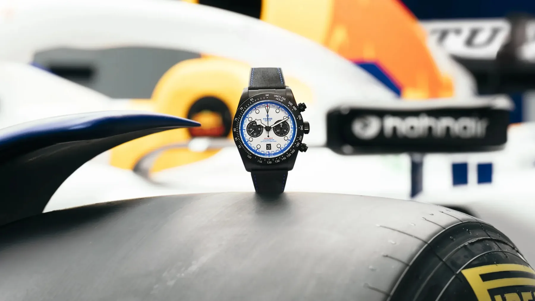 TUDOR Black Bay Chrono Carbon 25: Ko se bencinski hlapi ujamejo v švicarsko prestižnost