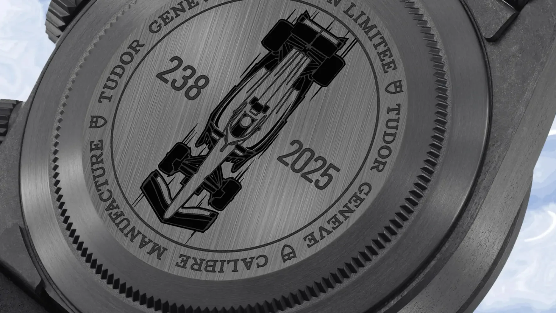 TUDOR Black Bay Chrono Carbon 25: Ko se bencinski hlapi ujamejo v švicarsko prestižnost