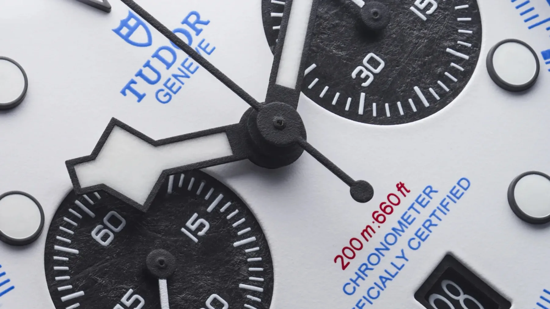 TUDOR Black Bay Chrono Carbon 25: Ko se bencinski hlapi ujamejo v švicarsko prestižnost