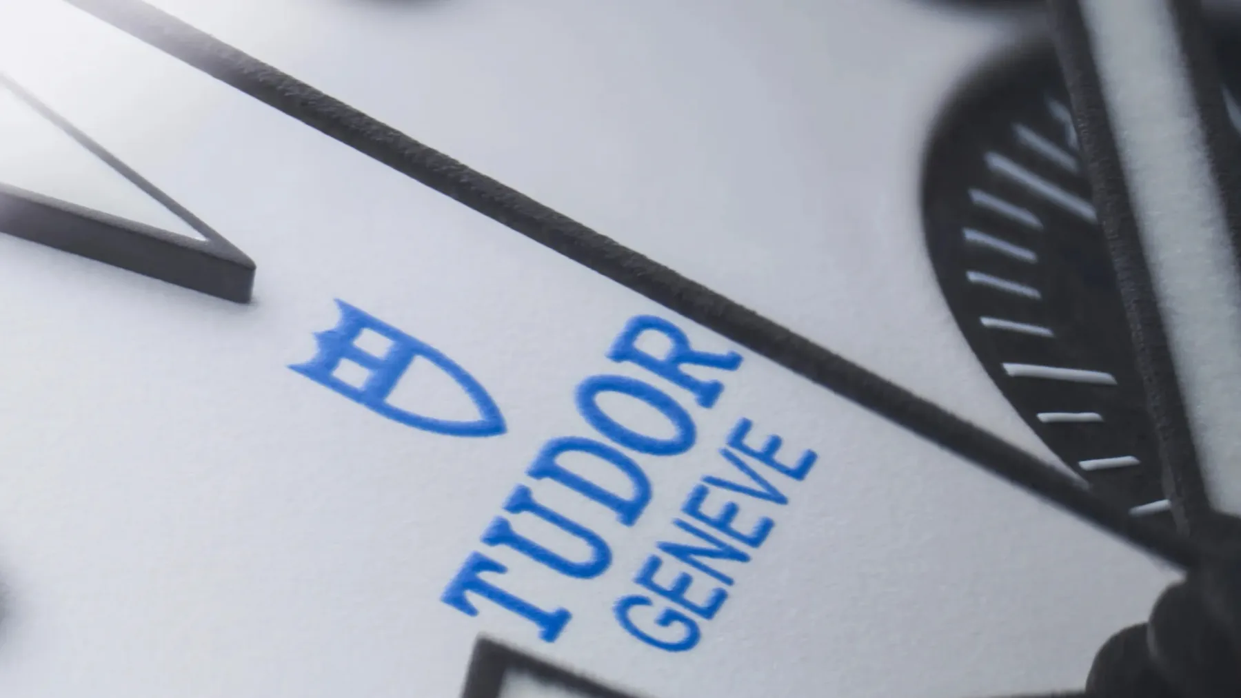TUDOR Black Bay Chrono Carbon 25: Ko se bencinski hlapi ujamejo v švicarsko prestižnost
