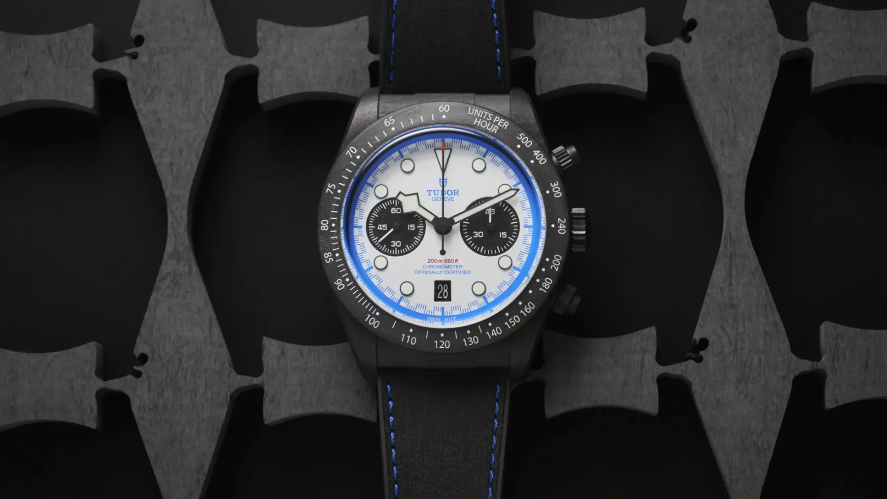 TUDOR Black Bay Chrono Carbon 25: Ko se bencinski hlapi ujamejo v švicarsko prestižnost