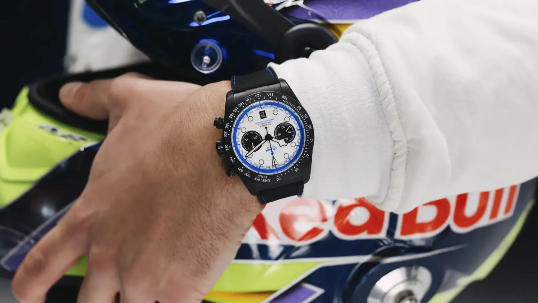 TUDOR Black Bay Chrono Carbon 25: Ko se bencinski hlapi ujamejo v švicarsko prestižnost