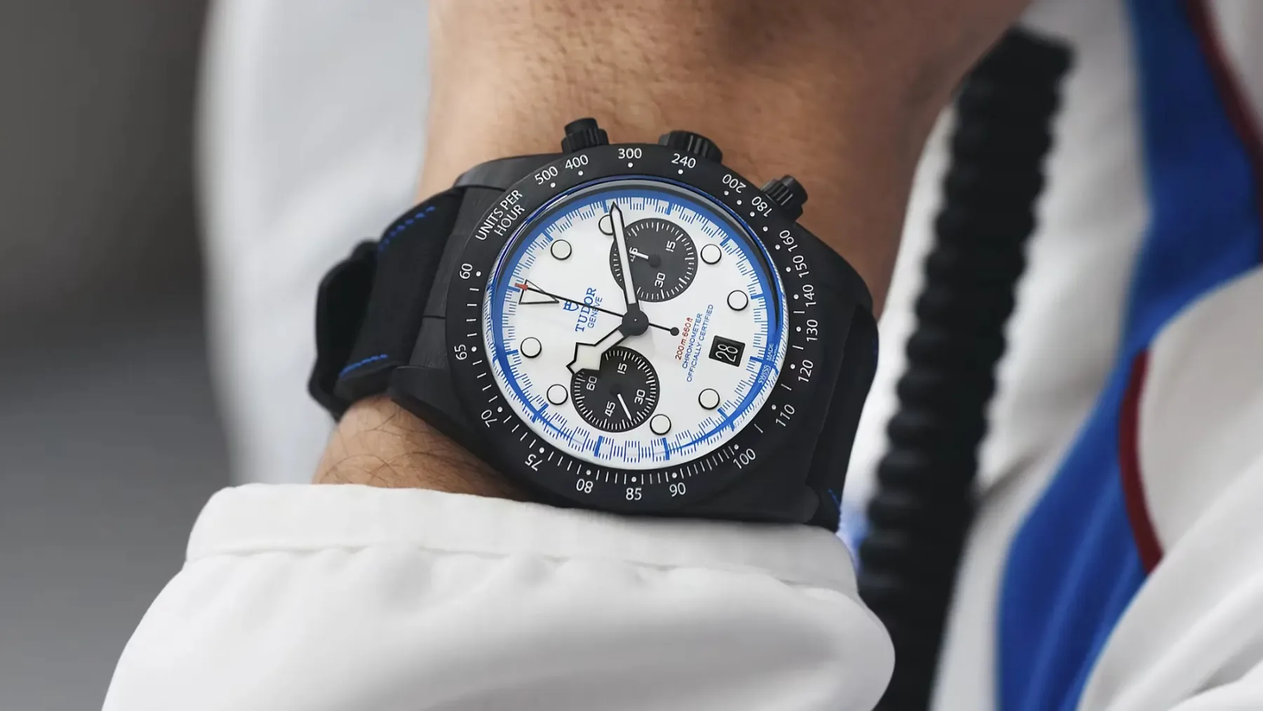 TUDOR Black Bay Chrono Carbon 25: Ko se bencinski hlapi ujamejo v švicarsko prestižnost