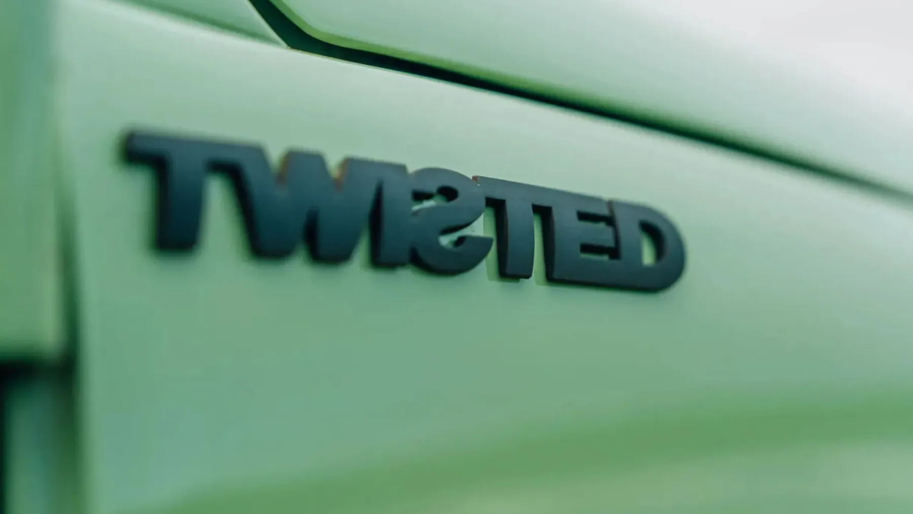 Twisted TBug: Ko imaš manj kot 80 konjev, pa vseeno osvojiš puščavo (in srce)