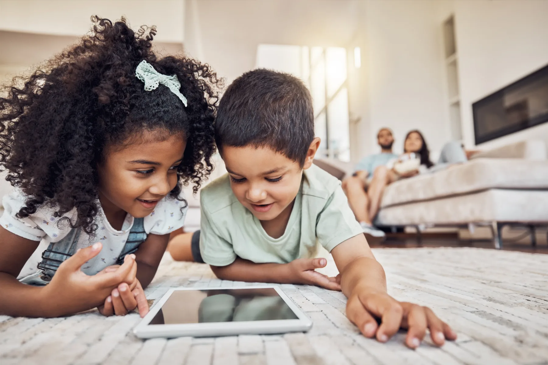Ujeti v pasti digitalnih naprav: Je čas pred zasloni ukradel pravo otroštvo mojim otrokom?