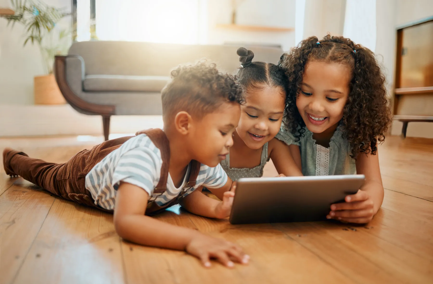 Ujeti v pasti digitalnih naprav: Je čas pred zasloni ukradel pravo otroštvo mojim otrokom?